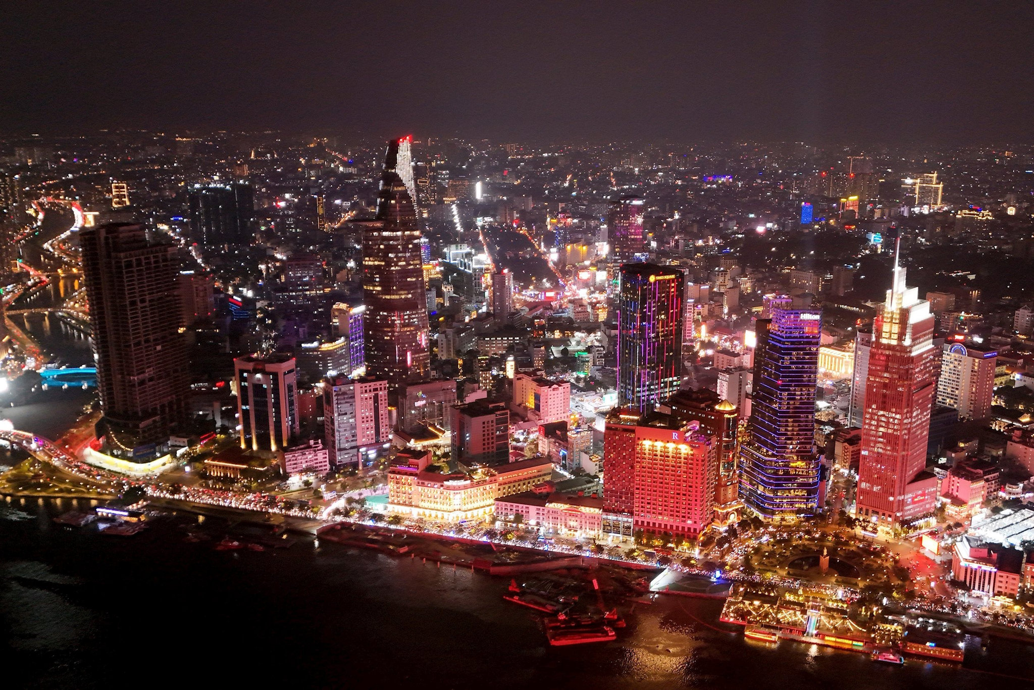 vna_potal_trung_tam_tp_ho_chi_minh_lung_linh_sac_mau_chao_mung_dai_hoi_xiv_cua_dang_8541548.jpg