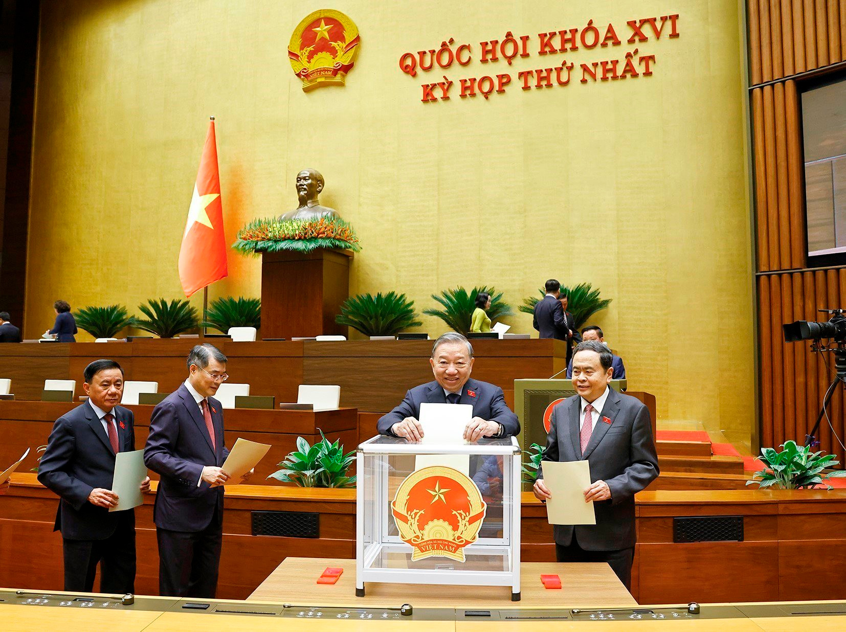 vna_potal_ky_hop_thu_nhat_quoc_hoi_khoa_xvi_quoc_hoi_tiep_tuc_thuc_hien_cong_tac_nhan_su_8687550(1).jpg